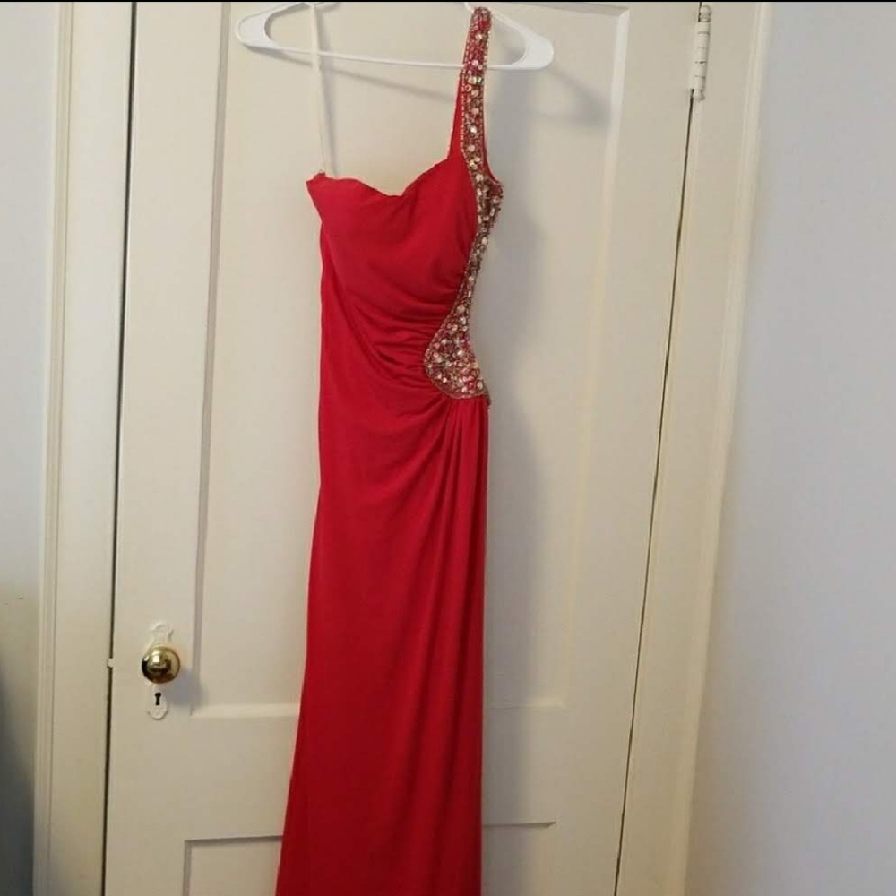 Long red evening dress with 1-shoulder strap and cutout side